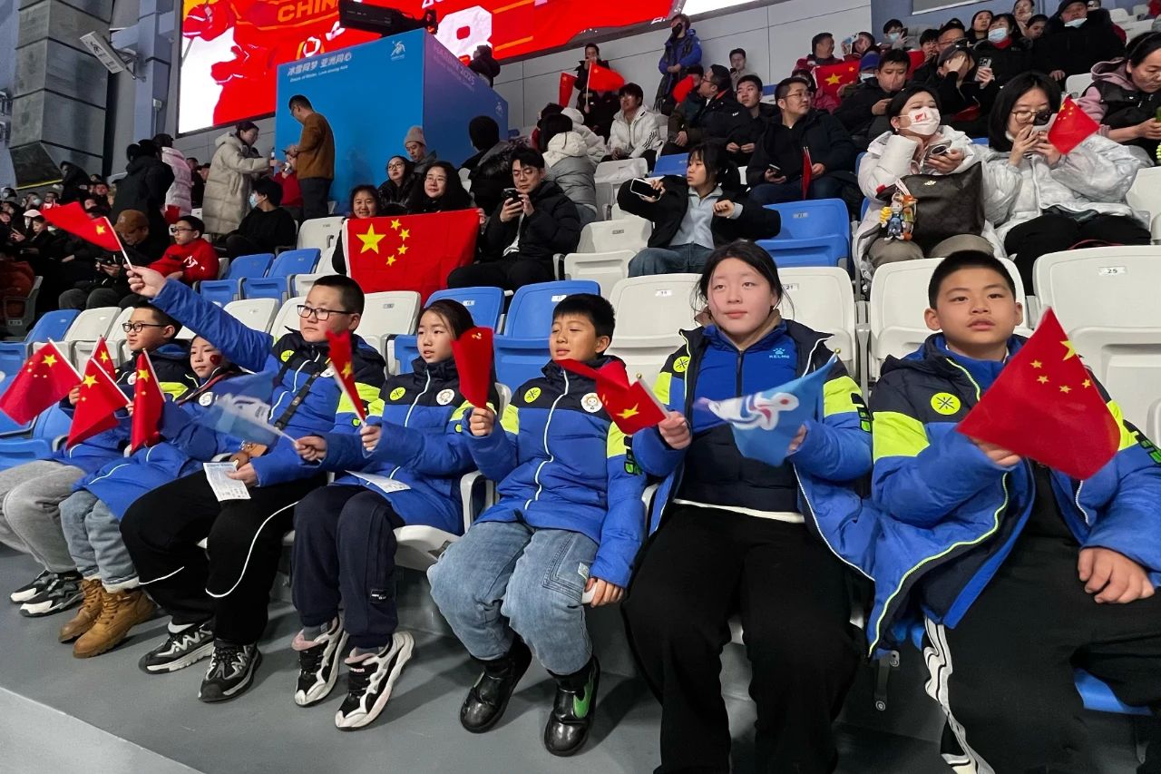 南宫28NG相信品牌力量公益圆梦希望学子观看亚冬会冰球赛事